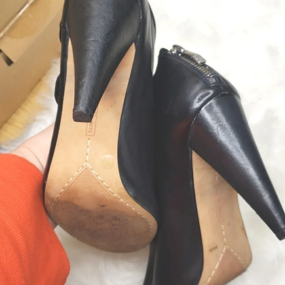 Vince Camuto signature vince